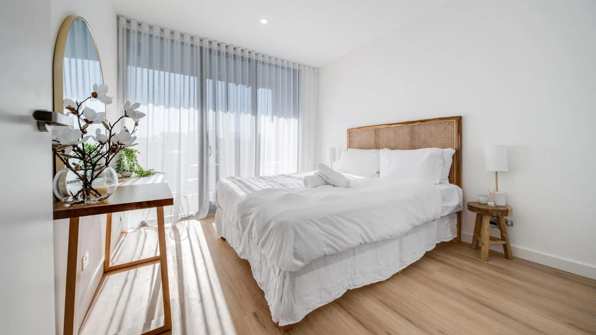 Spacious 1-Bed Apartment With Gym, Bbq & Parking Kingston