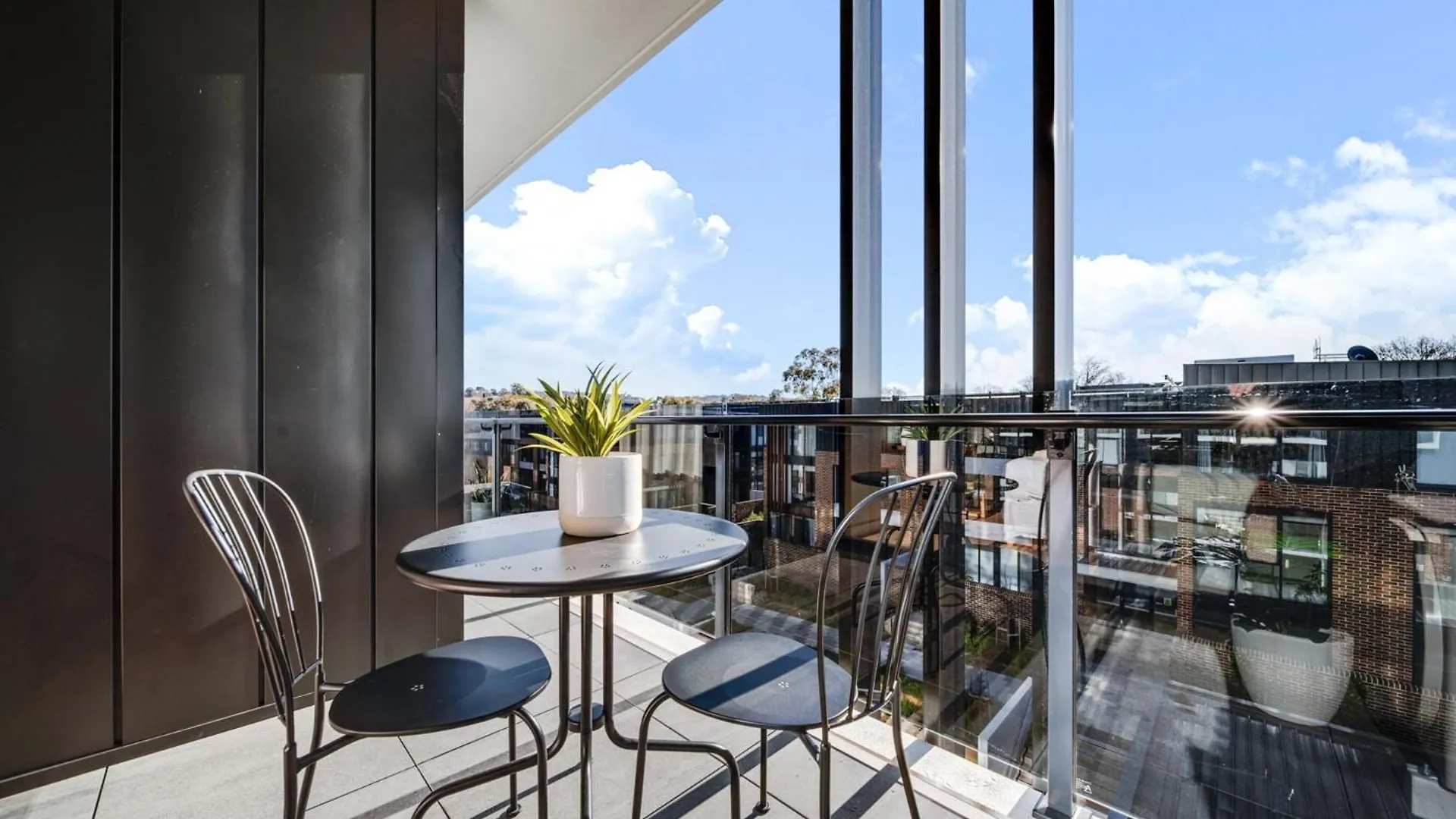 Spacious 1-Bed Apartment With Gym, Bbq & Parking Kingston Australia