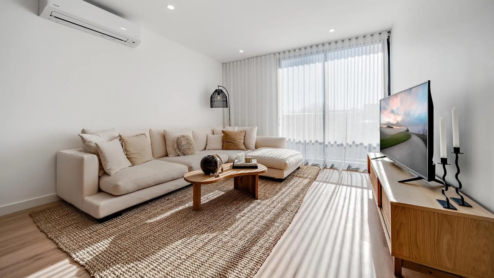 Spacious 1-Bed Apartment With Gym, Bbq & Parking Kingston